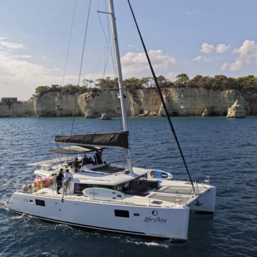 Catamarã premium perto de falésias calcárias em Creta