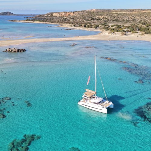 Catamarã de luxo DanEri ancorado em águas azul-turquesa durante um cruzeiro em Creta