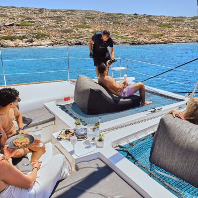 Hóspedes saboreando culinária mediterrânea a bordo de um iate DanEri