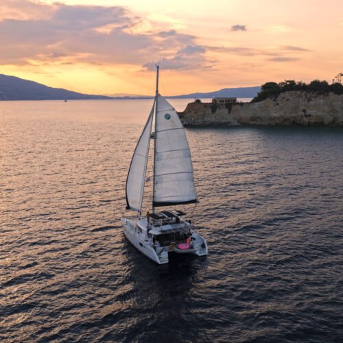 Cruzeiro de catamarã ao pôr do sol perto da Baía de Souda, Creta