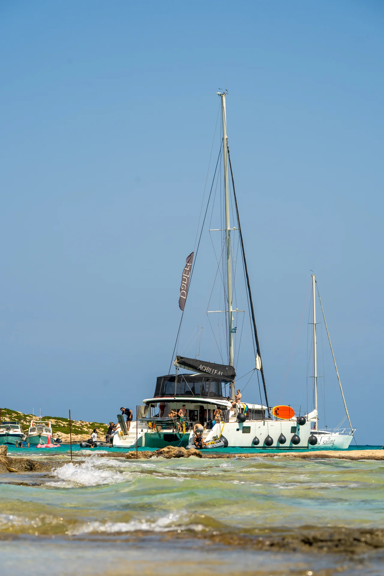 Catamarán junto a la costa de Balos